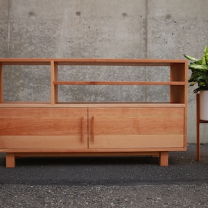 Guthrie-console, handgemaakte massief houten mediakast, moderne opberger (weergegeven in kersenhout) afbeelding 4
