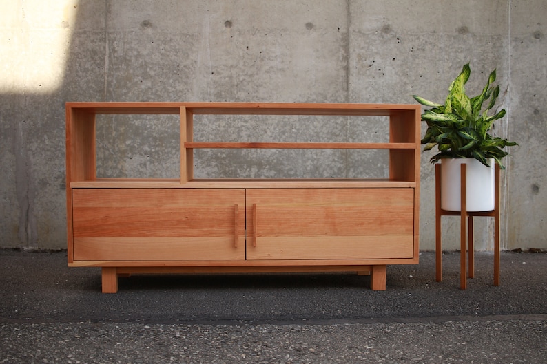 Guthrie-console, handgemaakte massief houten mediakast, moderne opberger (weergegeven in kersenhout) afbeelding 4
