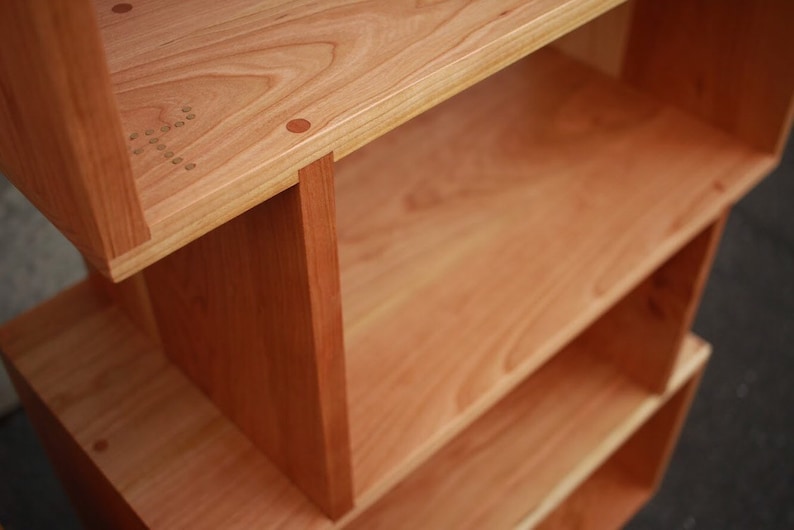 OFFSTACK Boekenkast, 6-laags, moderne geometrische boekenplank, boekenkast op maat, massief houten plank weergegeven in kersenhout afbeelding 5