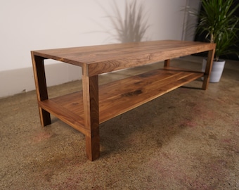 Nisqually-salontafel, 60 inch breed, handgemaakt massief hout met schrijnwerk (weergegeven in walnoot)