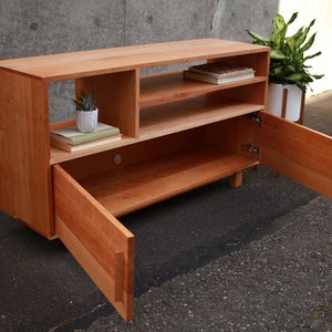 Guthrie-console, handgemaakte massief houten mediakast, moderne opberger (weergegeven in kersenhout) afbeelding 2
