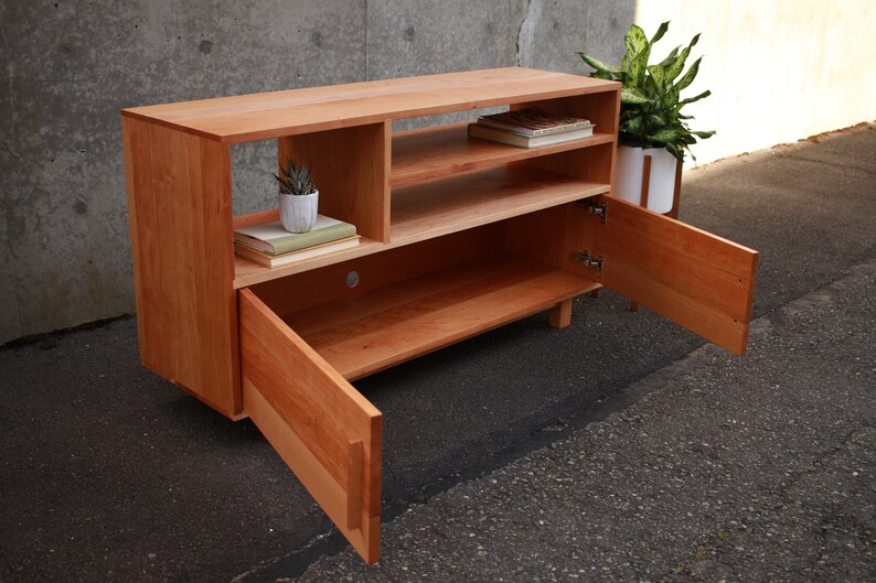 Guthrie-console, handgemaakte massief houten mediakast, moderne opberger (weergegeven in kersenhout) afbeelding 2