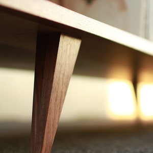 DeBoer Vinyl-Konsole, handgefertigte LP-Aufbewahrung aus Massivholz, anpassbares Design (Abbildung zeigt Nussbaum) Bild 7