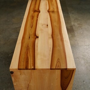 Heath Vinyl Console, Handcrafted Solid Wood LP Storage (shown in madrone) Bild 3