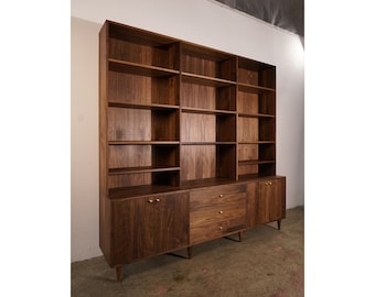 Gilles Hutch, 3 cajones, aparador de madera maciza con estantes, librería moderna de mediados de siglo, mueble de pared grande (se muestra en nogal)