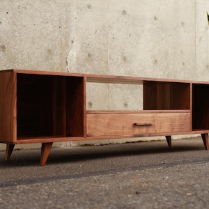 Bakewell Konsole, handgefertigte Massivholz-Medienablage, LP-Schallplatten (in Nussbaum abgebildet)