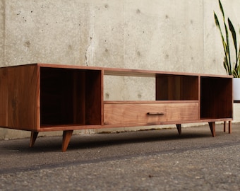 Bakewell Vinyl-Konsole, Mid-Century- Anrichte, moderne Vinyl-Aufbewahrung, Massivholz-Medienaufbewahrung (Abgebildet in Walnuss)