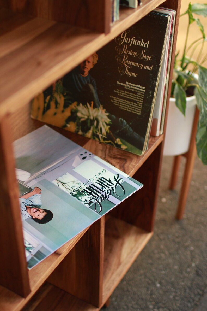 DeBoer Vinyl-Konsole, handgefertigte LP-Aufbewahrung aus Massivholz, anpassbares Design (Abbildung zeigt Nussbaum) Bild 5