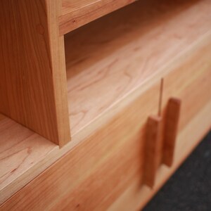 Guthrie-console, handgemaakte massief houten mediakast, moderne opberger (weergegeven in kersenhout) afbeelding 6