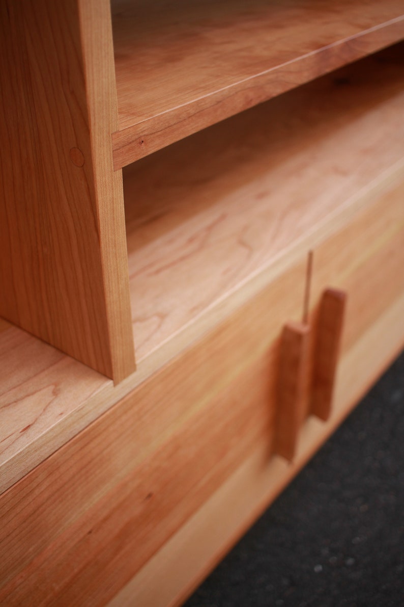 Guthrie-console, handgemaakte massief houten mediakast, moderne opberger (weergegeven in kersenhout) afbeelding 6