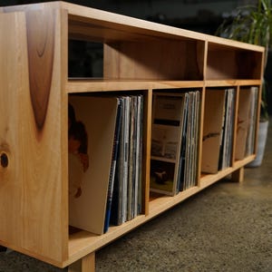 Heath Vinyl Console, Handcrafted Solid Wood LP Storage (shown in madrone) Bild 4
