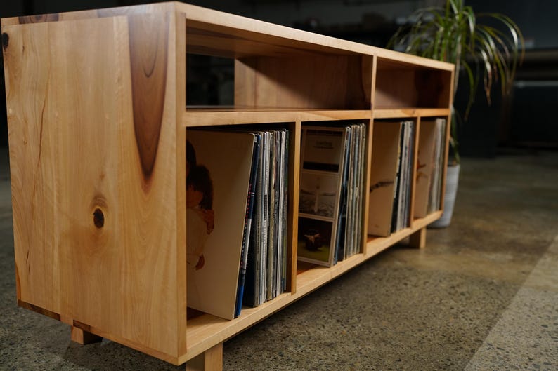 Heath Vinyl Console, Handcrafted Solid Wood LP Storage (shown in madrone) Bild 4