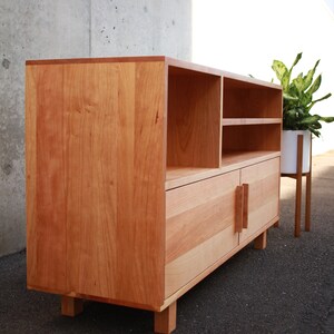 Guthrie-console, handgemaakte massief houten mediakast, moderne opberger (weergegeven in kersenhout) afbeelding 3