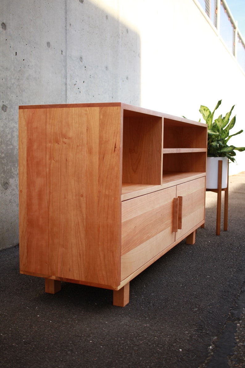 Guthrie-console, handgemaakte massief houten mediakast, moderne opberger (weergegeven in kersenhout) afbeelding 3