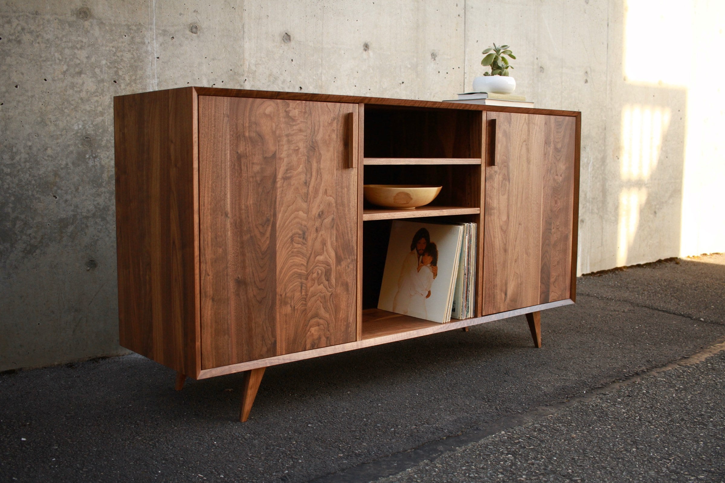Biglione Konsole, LP-Schrank, Sideboard zur Aufbewahrung von Schallplatten / Schallplatten (Abgebildet in Nussbaum)