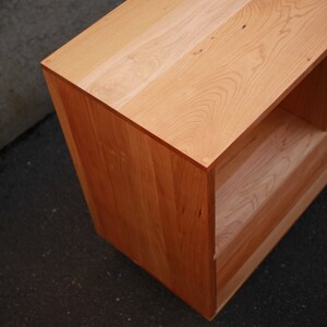 Guthrie-console, handgemaakte massief houten mediakast, moderne opberger (weergegeven in kersenhout) afbeelding 5