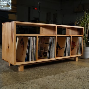 Heath Vinyl Console, Handcrafted Solid Wood LP Storage (shown in madrone) Bild 1