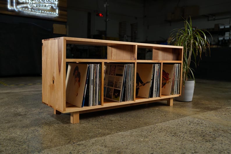 Heath Vinyl Console, Handcrafted Solid Wood LP Storage (shown in madrone) Bild 1