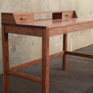 Escritorio Gordon, Escritorio moderno de madera maciza, Escritorio de madera, Escritorio minimalista, Oficina moderna (se muestra en nogal)
