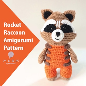 Puede incluir: Patrón de amigurumi de crochet para un Rocket Raccoon de Guardianes de la Galaxie. El patrón incluye instrucciones para hacer un mapache marrón y blanco con una máscara negra, un mono naranja y ojos negros.