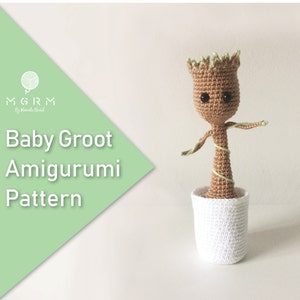 Pode incluir: Um padrão de amigurumi de crochê para um personagem de Baby Groot do filme Guardiões da Galáxia. O padrão inclui instruções para fazer um Groot marrom com folhas verdes e um vaso branco.
