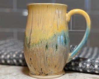 Caneca de café com leite amarela e azul