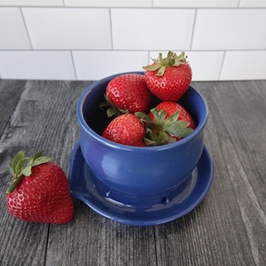 Cuenco de cerámica con bandeja para frutos rojos
