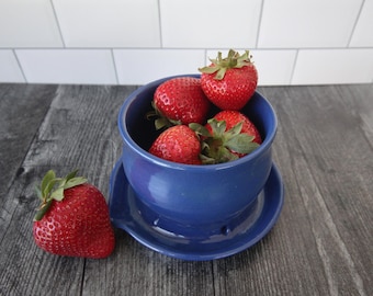 Tigela de cerâmica para frutas vermelhas com bandeja