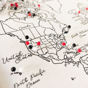 Carte du monde du monde cursive à épingles à monter soi-même, carte dessinée à la main, kit à faire soi-même, couleur par état, suivi des vacances en famille, cadeau d'anniversaire de mariage en coton
