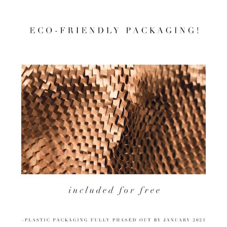Op de afbeelding: Close-up van bruin papier honingraatverpakkingsmateriaal. ECO-FRIENDLY VERPAKKING! inbegrepen gratis - PLASTIC VERPAKKING VOLLEDIG AFGESCHAFT DOOR JANUARI 2024