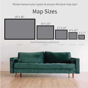 Pu&ograve; includere: Immagine che mostra le dimensioni delle mappe incorniciate: 61 x 91 cm, 41 x 51 cm, 28 x 36 cm, 20 x 25 cm e 13 x 18 cm. Il testo in alto recita: "Si prega di misurare lo spazio per garantire le migliori dimensioni della mappa!" Un divano in velluto verde &egrave; in primo piano.