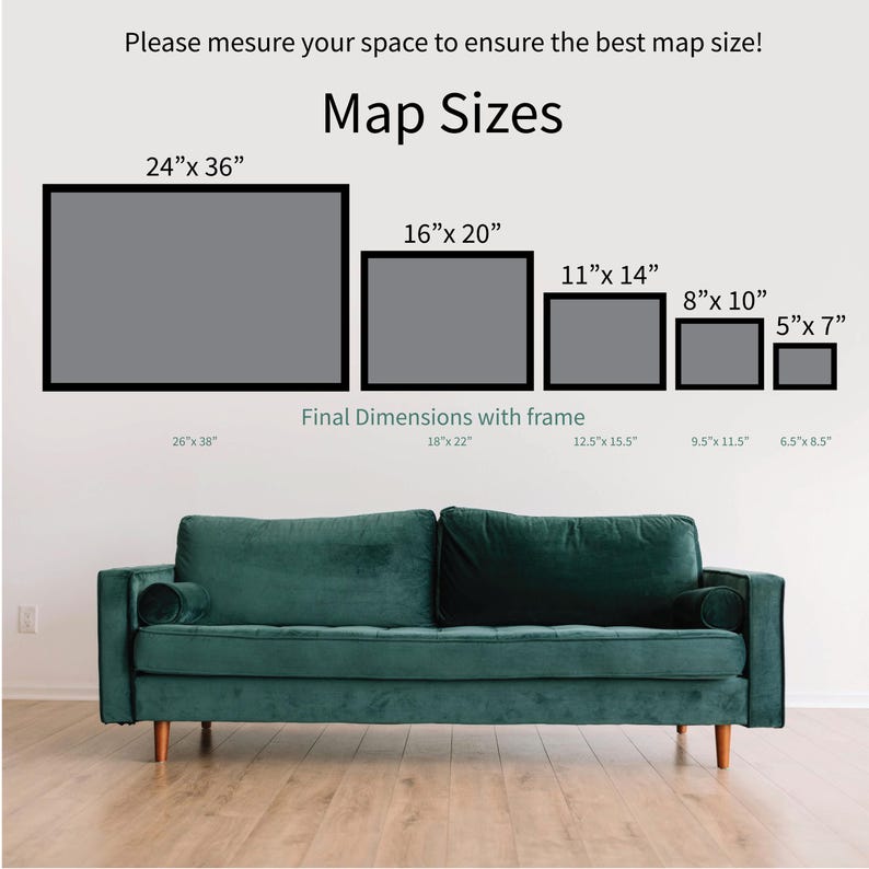 Pu&ograve; includere: Immagine che mostra le dimensioni delle mappe incorniciate: 61 x 91 cm, 41 x 51 cm, 28 x 36 cm, 20 x 25 cm e 13 x 18 cm. Il testo in alto recita: "Si prega di misurare lo spazio per garantire le migliori dimensioni della mappa!" Un divano in velluto verde &egrave; in primo piano.