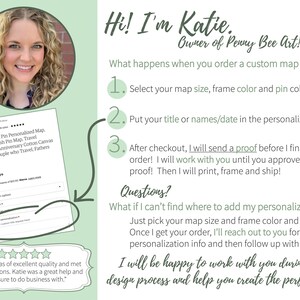Op de afbeelding: Een vrouw glimlacht en houdt een bestelformulier voor een gepersonaliseerde kaart vast. Het formulier bevat een prijs van $ 90,00 en een vijfsterrenbeoordeling. De tekst luidt "Hallo! Ik ben Katie, eigenaar van Penny Bee Art!" en legt het proces uit voor het bestellen van een gepersonaliseerde kaart. De tekst omvat "Wat gebeurt er wanneer je een gepersonaliseerde kaart bij me bestelt? 1. Selecteer de grootte van je kaart, de kleur van het frame en de kleur van de pinnen. 2. Voeg je titel of namen/datum toe in het personalisatievak. 3. Na het afrekenen stuur ik je een proefdruk voordat ik je bestelling finaliseer! Ik werk met je samen totdat je je proefdruk goedkeurt! Daarna print, lijst en verzend ik je bestelling!"
