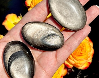 Piedra de palma de obsidiana negra con brillo plateado / Piedra de adivinación / Regalo de calcetín / Piedra preciosa