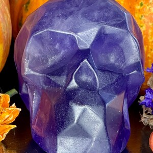 Crânio facetado de fluorita roxa | Crânio de cristal | Decoração de altar de Samhain | Decoração de Halloween | Presente de bruxa | Crânio esculpido à mão