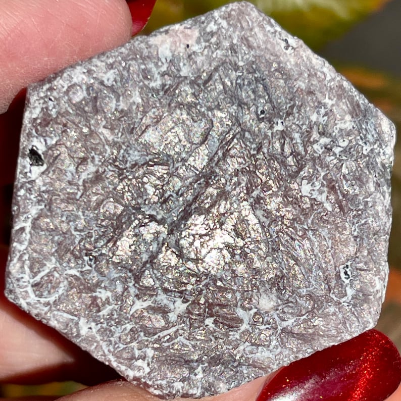 K&ouml;nnte beinhalten: Ein gro&szlig;er, sechseckiger, grauer und silberner Edelstein mit einer rauen, strukturierten Oberfl&auml;che. Der Edelstein hat einen metallischen Glanz und ist wahrscheinlich ein nat&uuml;rlicher Kristall.