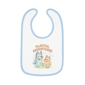 Playful Adventures Baby Lätzchen, süßes Kleinkind Lätzchen, Kinder Geschenk, Babyparty Essential, Kleinkind Fütterhilfe, lustiges Lätzchen für Messy Esser