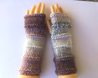 Lange handgestrickte Fäustlinge, fingerlose Damenhandschuhe, Wolle mit rosa-grau-blauem Farbverlauf, hergestellt in Frankreich