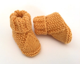 Chaussons bébé tricotés main, laine française béjaune orangé, bottines tricot, cadeau naissance made in France