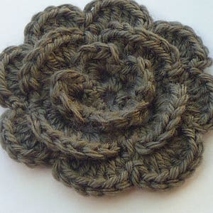 Fleur triple crochet, laine gris fonte, fleur gris foncé, pour agrémenter créations, appliqué image 1