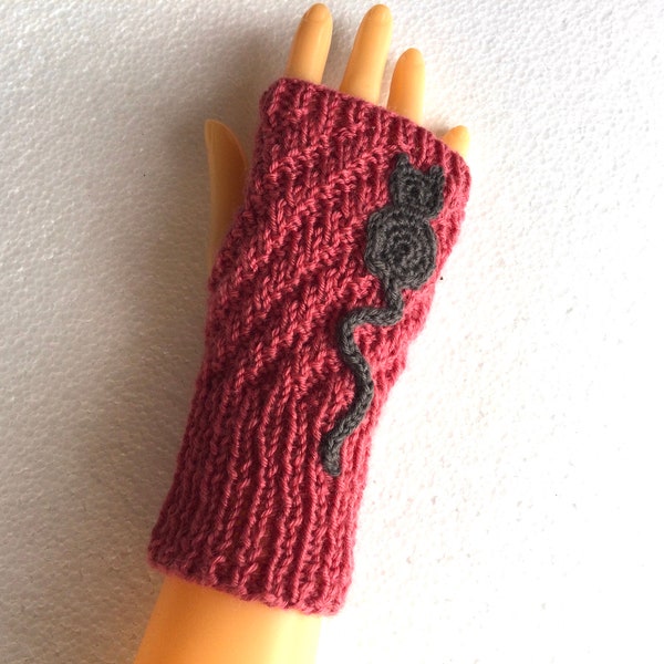 Mitaines laine rose framboise , gants femme, tricotées main, chat gris, anthracite,  accessoire hiver, personnalisable, tricot, crochet