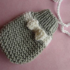 Bonnet bébé et moufles tricot laine gris clair et blanc image 4