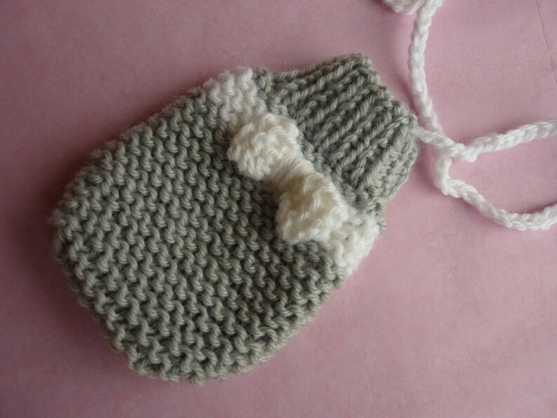 Bonnet bébé et moufles tricot laine gris clair et blanc image 4