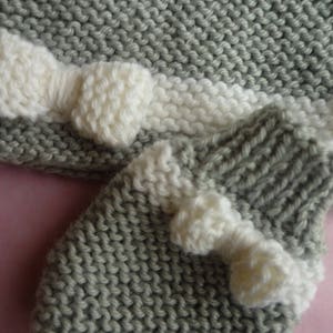 Bonnet bébé et moufles tricot laine gris clair et blanc image 5