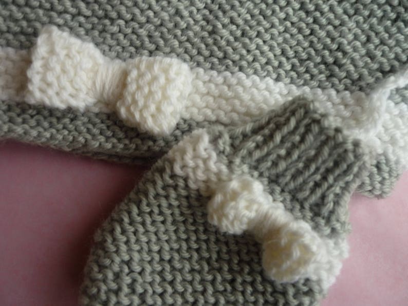 Bonnet bébé et moufles tricot laine gris clair et blanc image 5