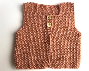 Gilet bébé sans manche, gilet de berger tricoté main, laine française beige rosé, cadeau de naissance, trousseau maternité, made in France