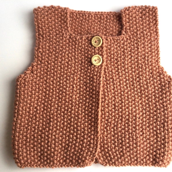 Gilet bébé sans manche, gilet de berger tricoté main, laine française beige rosé, cadeau de naissance, trousseau maternité, made in France