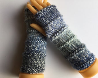 Mitaines longues tricotées main, gants sans doigts femme, laine dégradé de bleus et beige, made in France