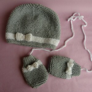 Bonnet bébé et moufles tricot laine gris clair et blanc image 6