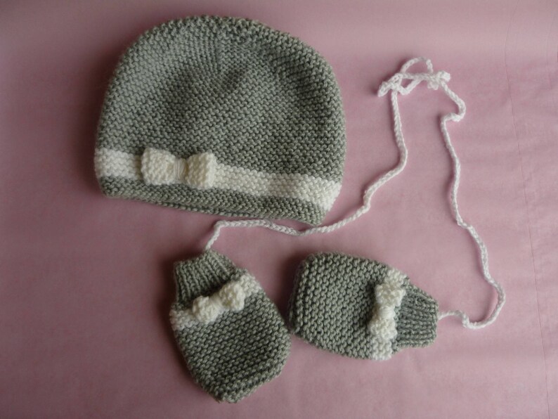 Bonnet bébé et moufles tricot laine gris clair et blanc image 6